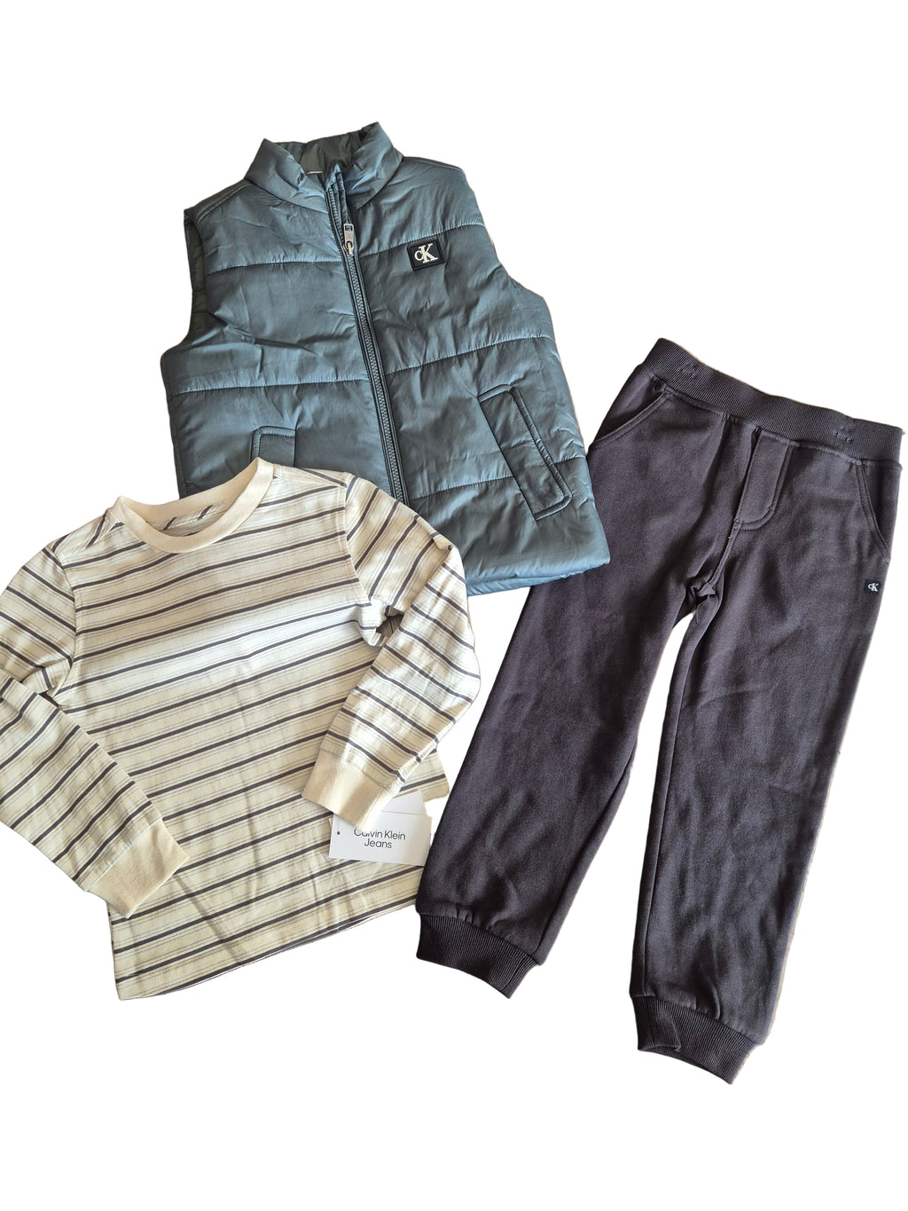 Set calvin klein para niño - playera manga larga, chaleco, pantalón deportivo